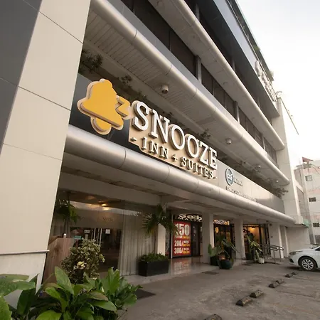 Snooze Inn & Suites